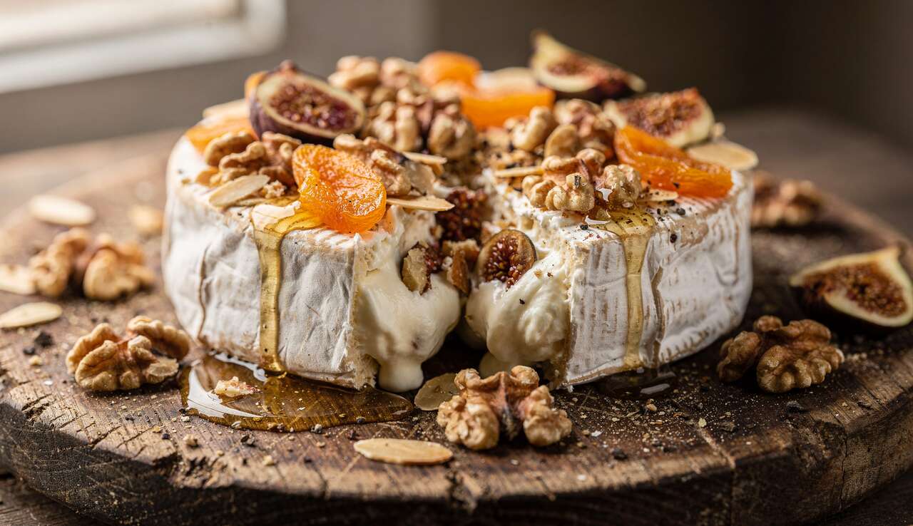 Brie farci au mascarpone, noix et fruits secs : recette savoureuse