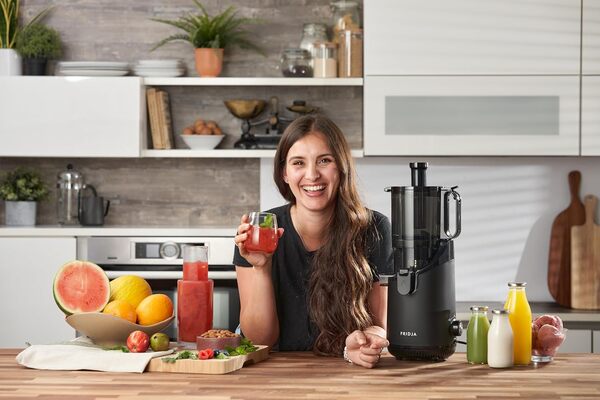 Fridja F2500 Extracteur de Jus Puissant pour Fruits Entiers – Goulotte Large 135 mm – Pression à Froid 250W – Jus & Lait Végétal – Noir Mat