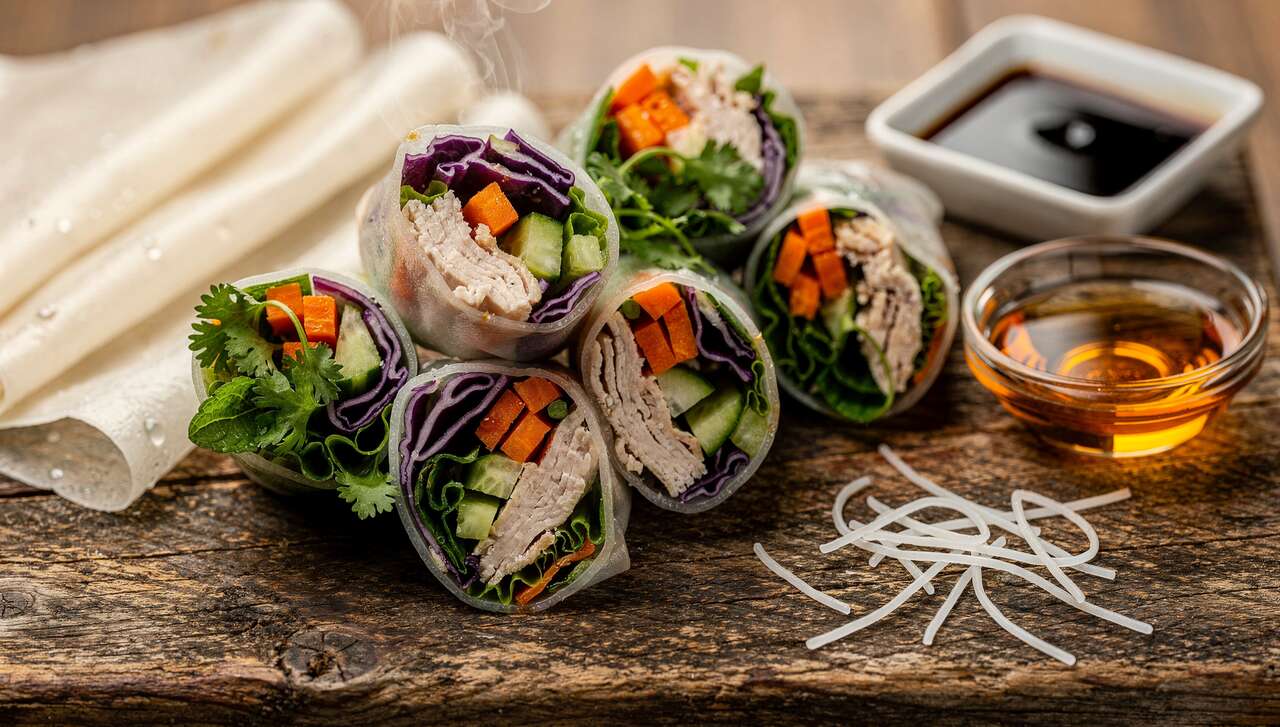 Rouleaux de printemps au poulet et légumes colorés