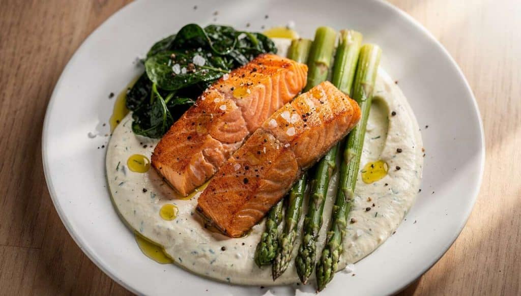 Saumon à la crème : la recette aux épinards et asperges vertes