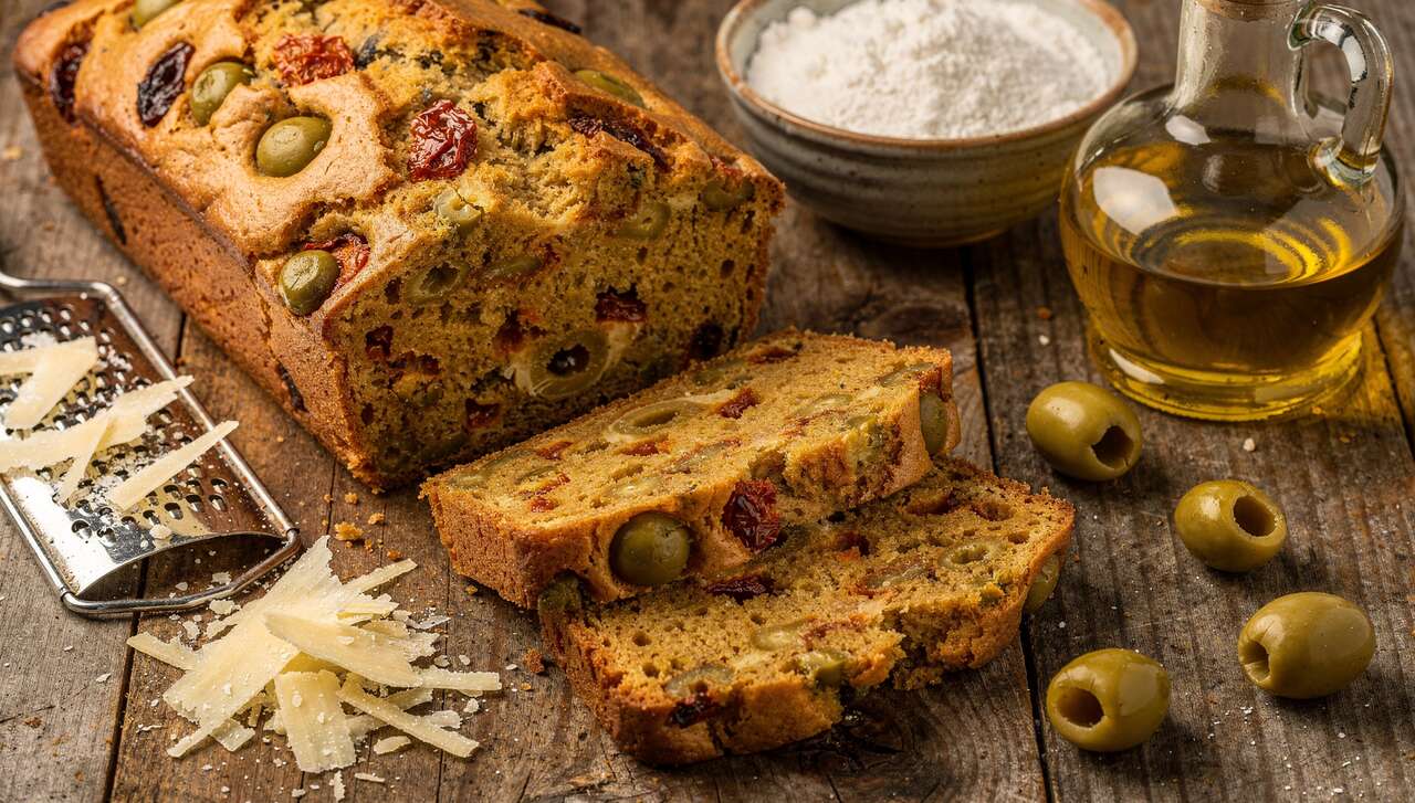 Cake aux olives, tomates séchées et parmesan : recette gourmande