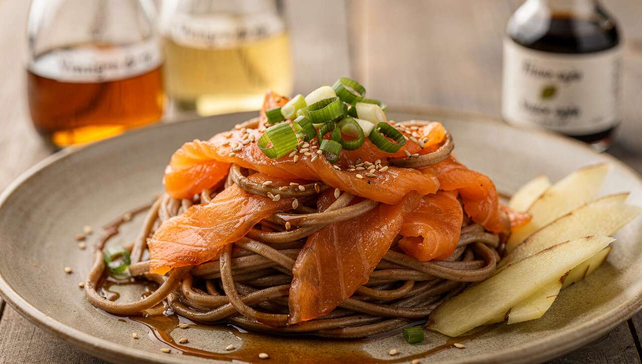 Salade de saumon et nouilles soba : recette savoureuse