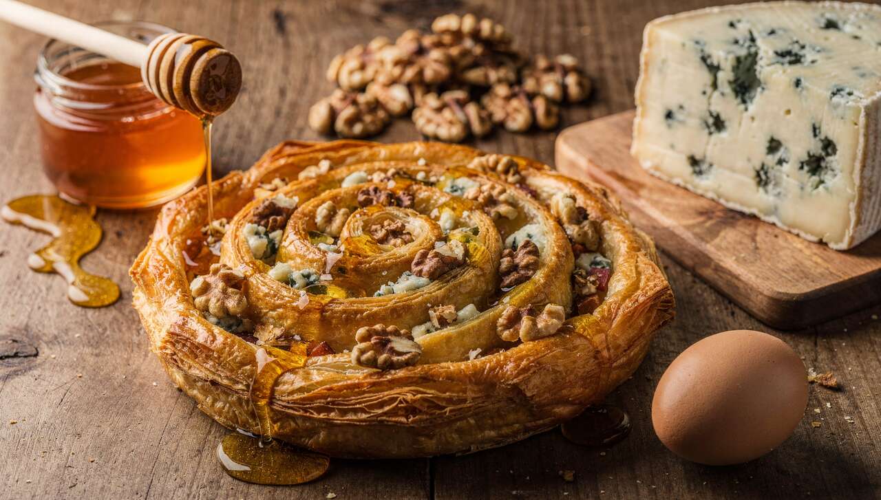Spirale feuilletée au gorgonzola, noix et miel : recette facile et gourmande