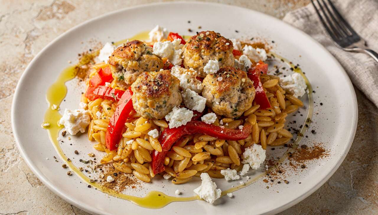 Boulettes de poulet à l'orzo, poivrons et feta : recette savoureuse