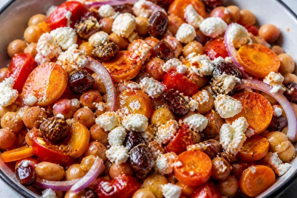 Pois chiches aux carottes, dattes et feta : une recette savoureuse