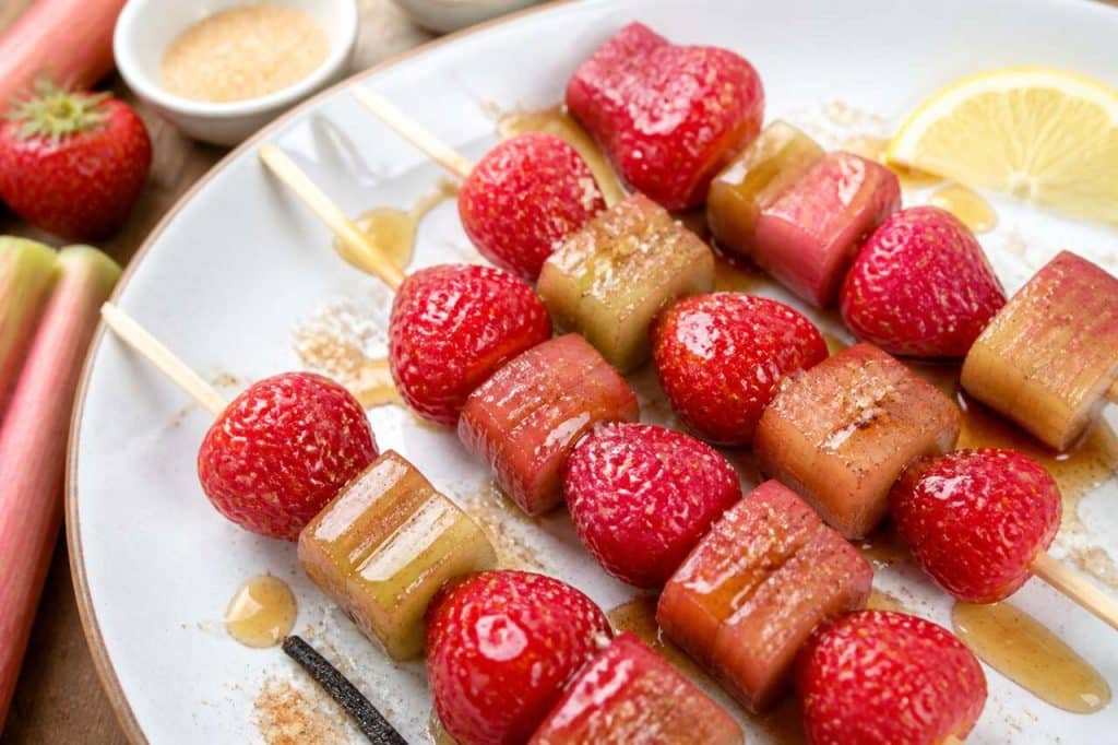 Brochettes rhubarbe et fraises : dรฉlice estival