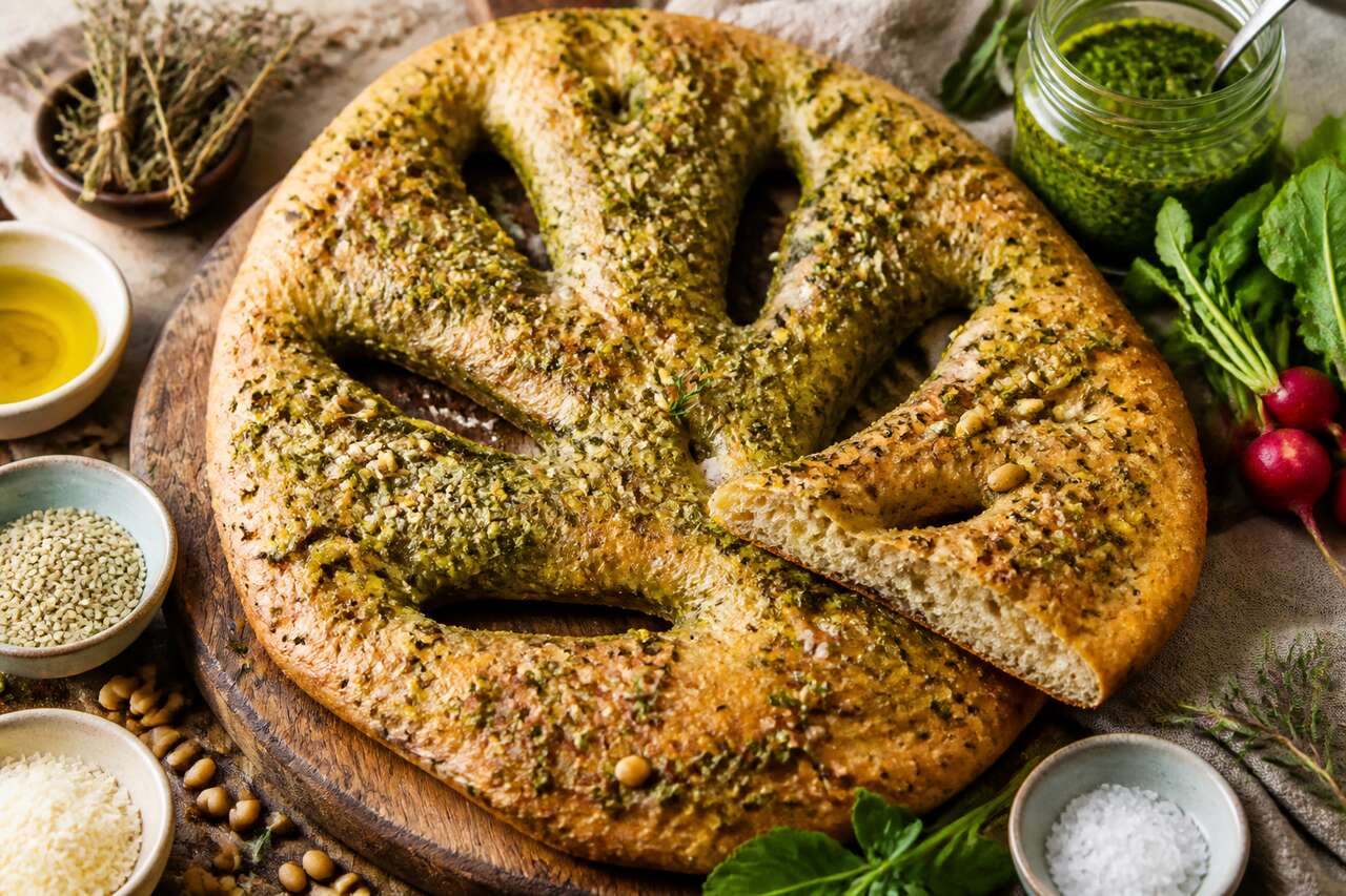 Fougasse aux herbes et pesto de fanes : recette originale au chanvre