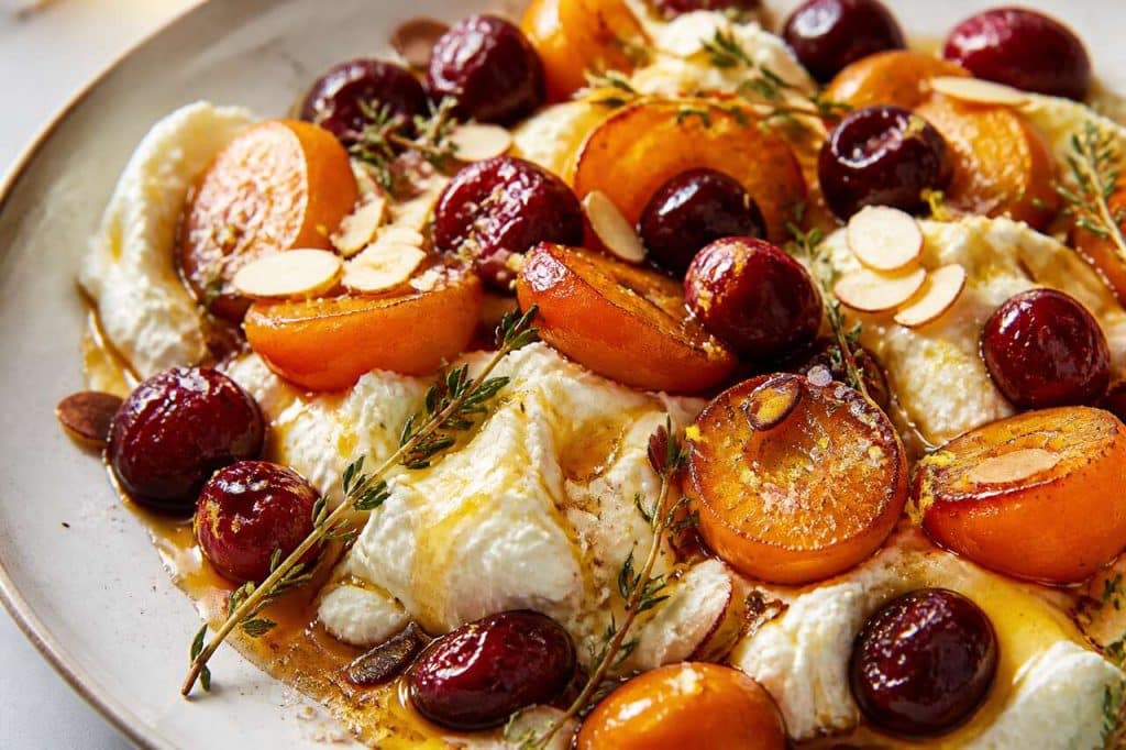 Abricots et cerises rôtis au thym et ricotta