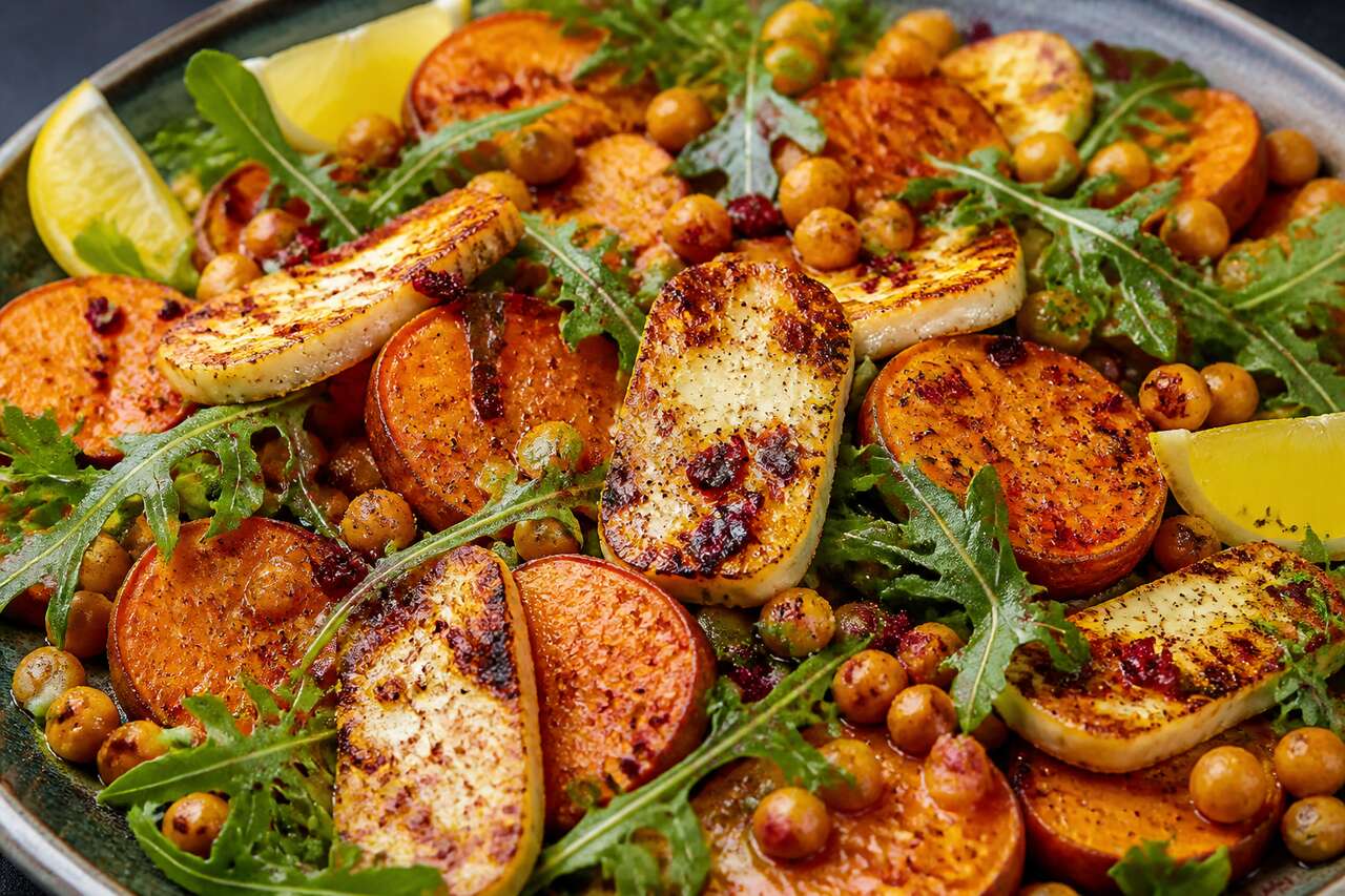 Salade de patates douces rôties avec halloumi