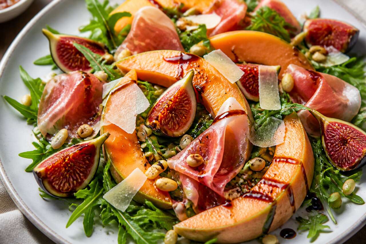 Salade estivale : melon, jambon et figues fraîches