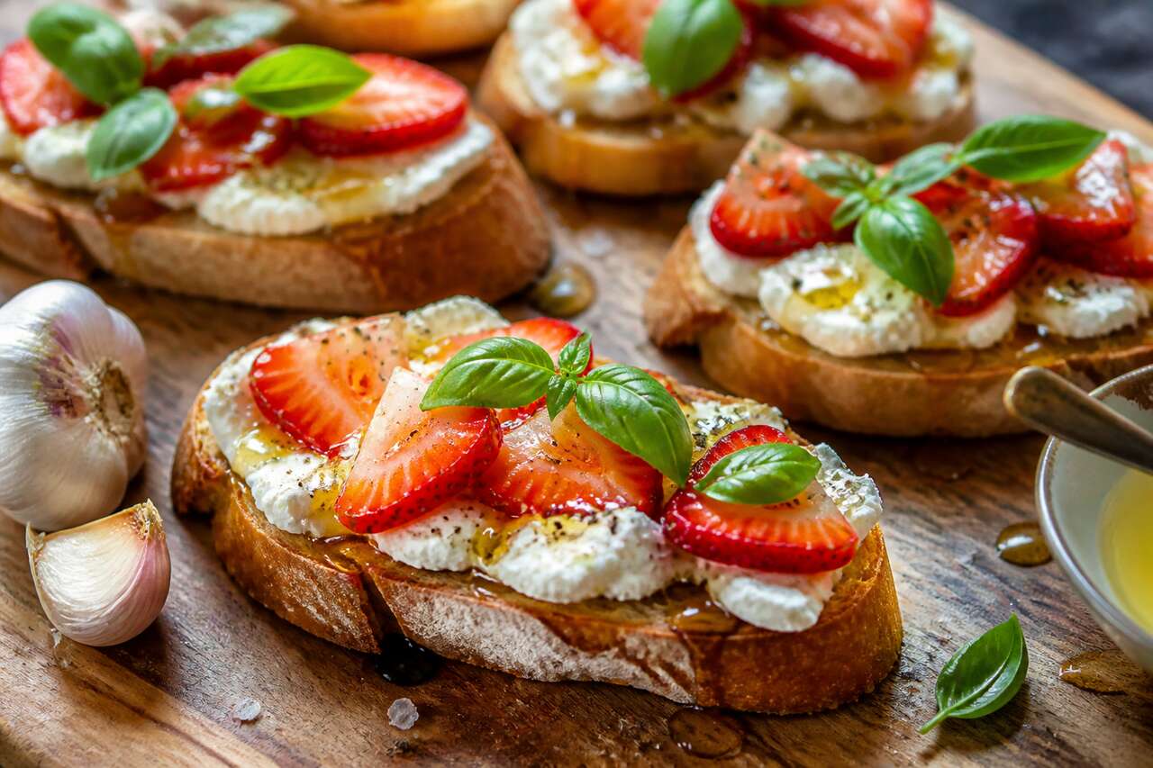 Bruschetta chèvre fraise : délice estival au confit de pissenlit