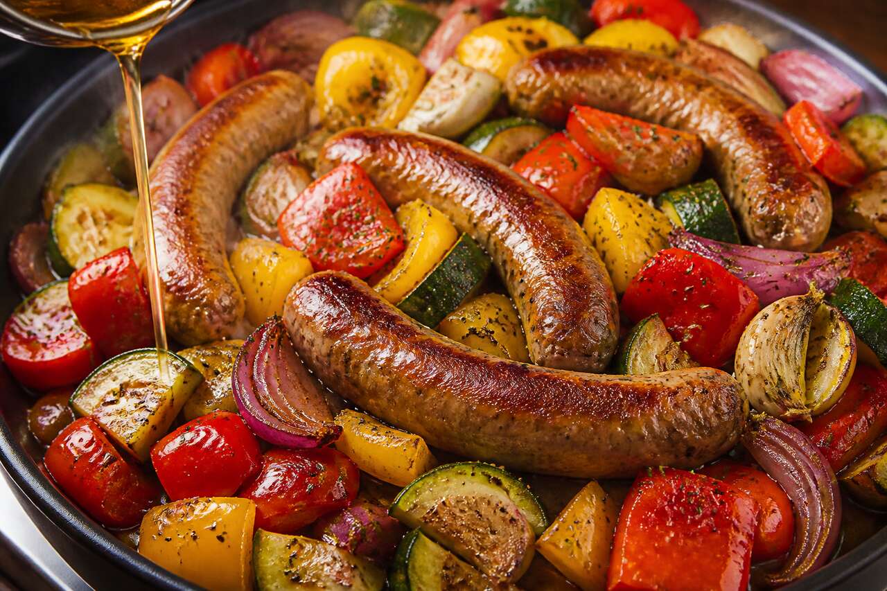 Saucisses et légumes à la poêle : recette facile et savoureuse