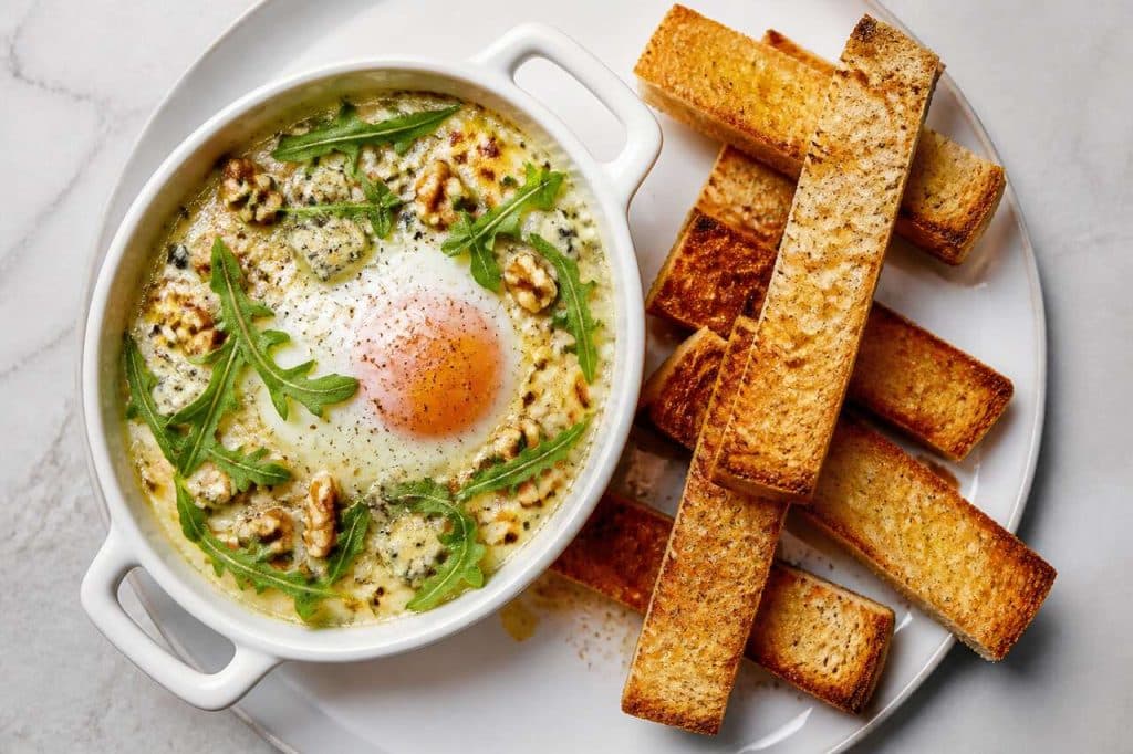 Œufs cocotte au Roquefort et à la roquette : recette savoureuse