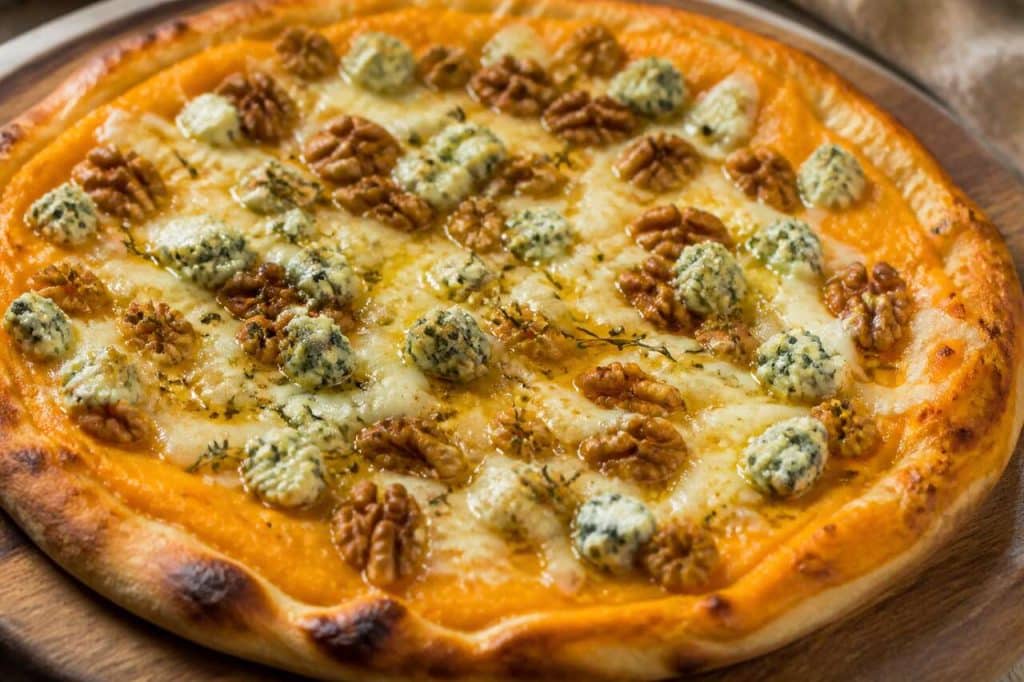 Pizza courge, bleu et noix : une recette gourmande